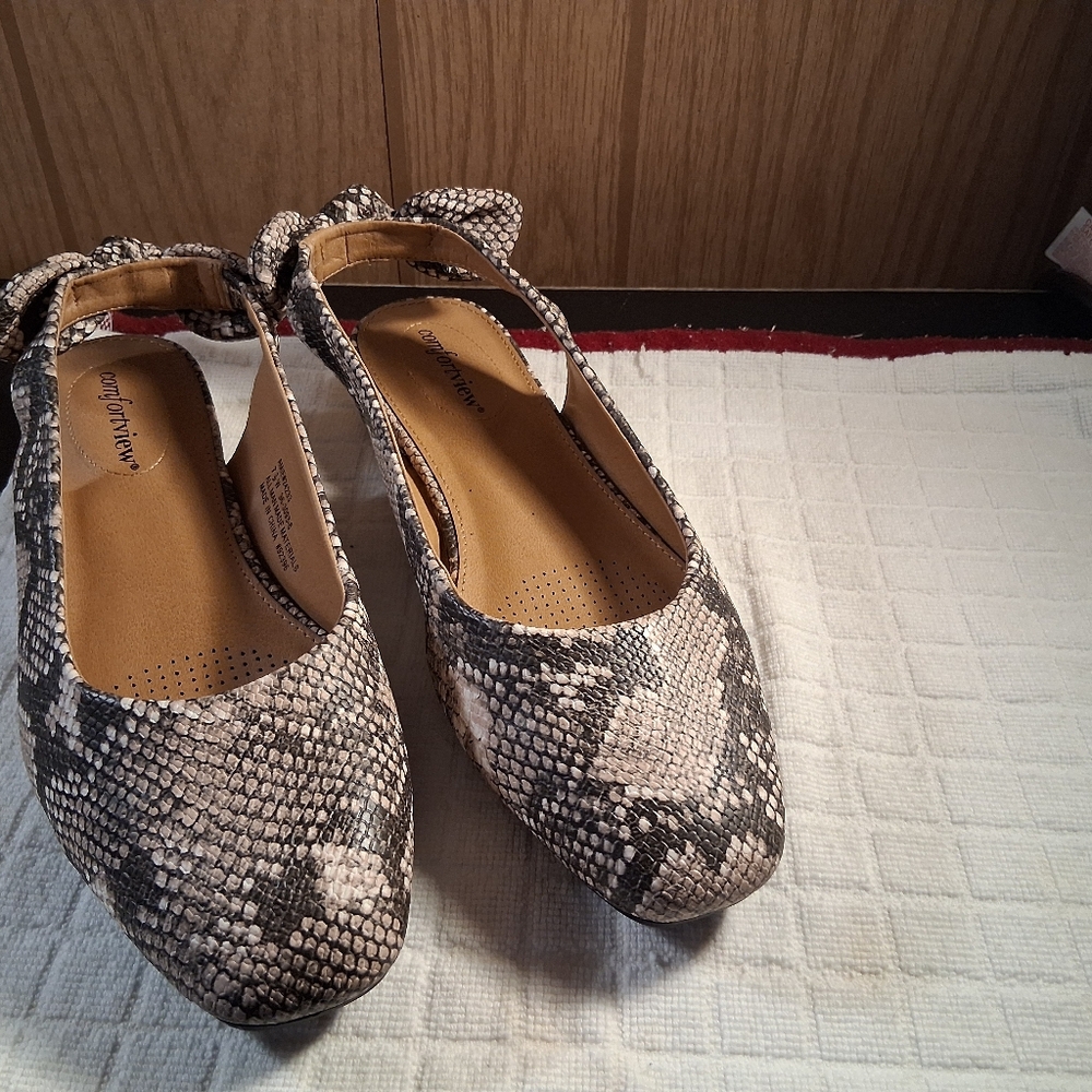 Comfortview Women's Black and Cream Snakeskin Print Patterned Flats